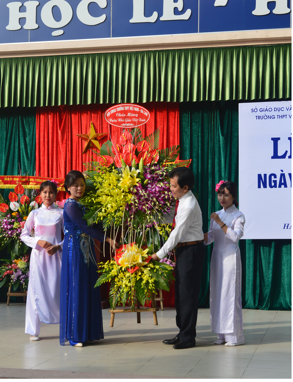 Hội phụ huynh học sinh tặng hoa chúc mừng ngày Nhà giáo Việt Nam