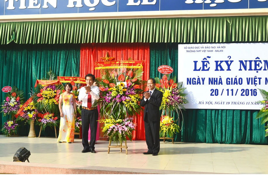Đồng chí Trần Văn Khương – Chủ tịch UBND Huyện Thanh Trì tặng hoa tri ân ngày nhà giáo Việt Nam
