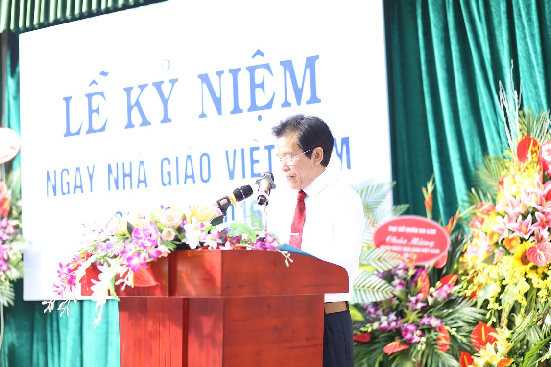 Thầy giáo Nguyễn Đắc Hồi – Hiệu trưởng nhà trường phát biểu tại Lễ kỷ niệm